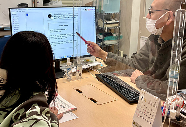 小学生向けマンツーマン指導の風景写真