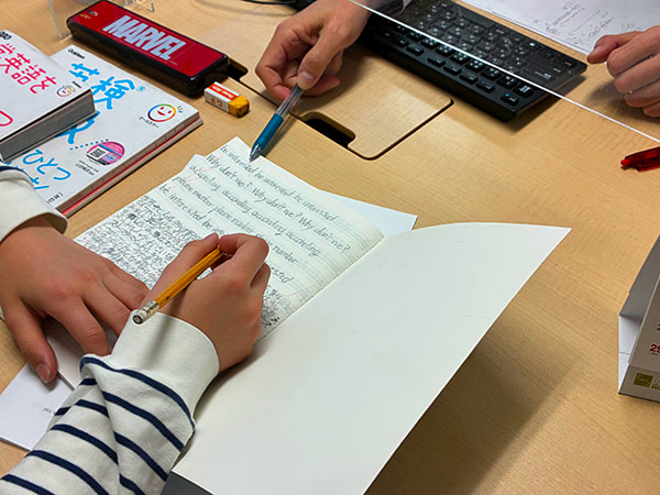小学生向けマンツーマン指導の風景写真