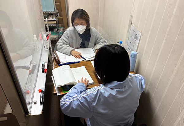 中学生向けマンツーマン指導の風景写真